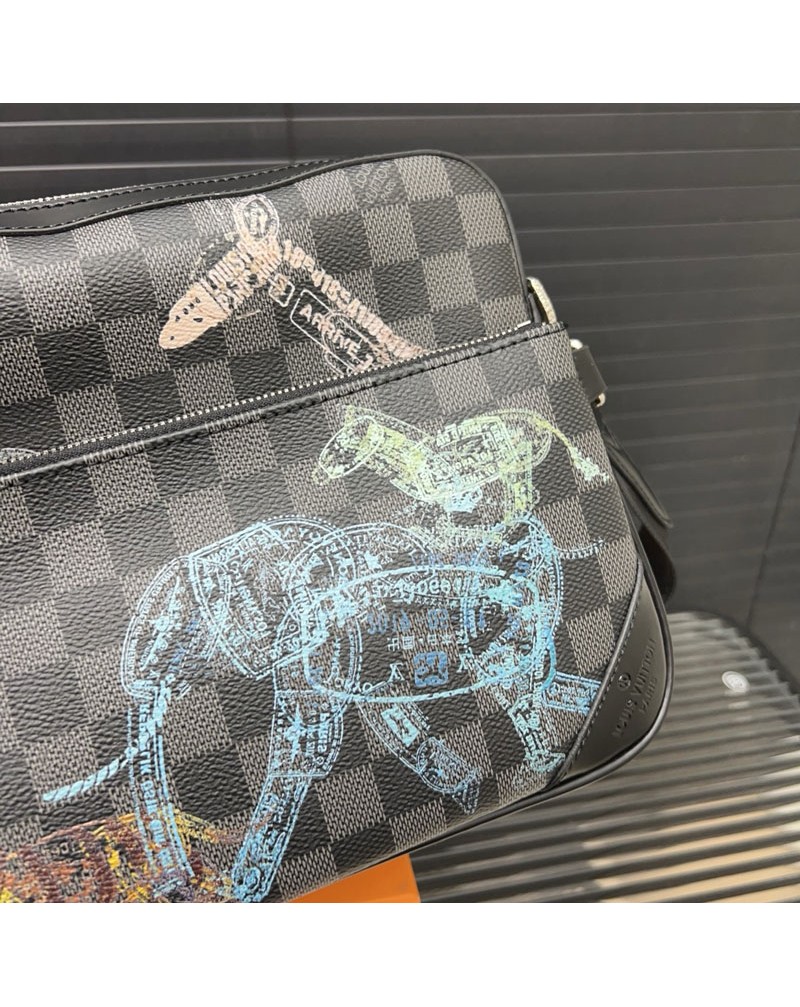 ルイヴィトン ショルダーバッグポケット付きメンズ向け個性落書きプリント付き潮流斜め掛けバッグファッション鞄