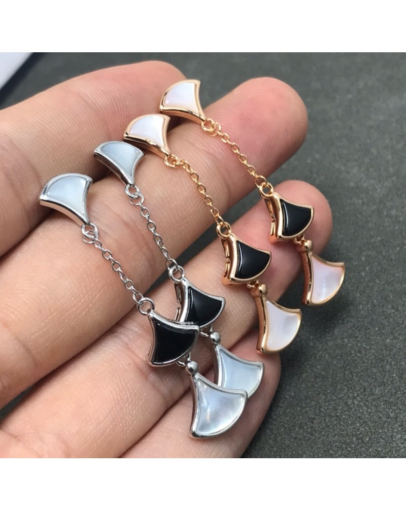 ブルガリ ピアスオシャレでシンプルオシャレアクセサリーフリチラリアの組み合わせ