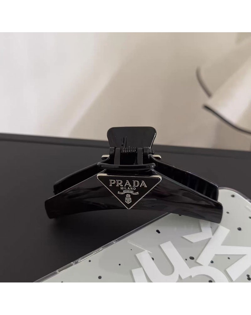 プラダ ヘアクリップオシャレprada 髪まとめアクセサリー人気