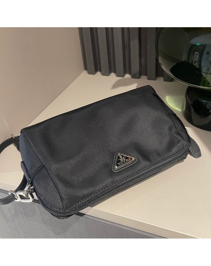 プラダ ポーチナイロン化粧品収納バックストラップ付き洗濯用品入れ携帯便利実用性よい