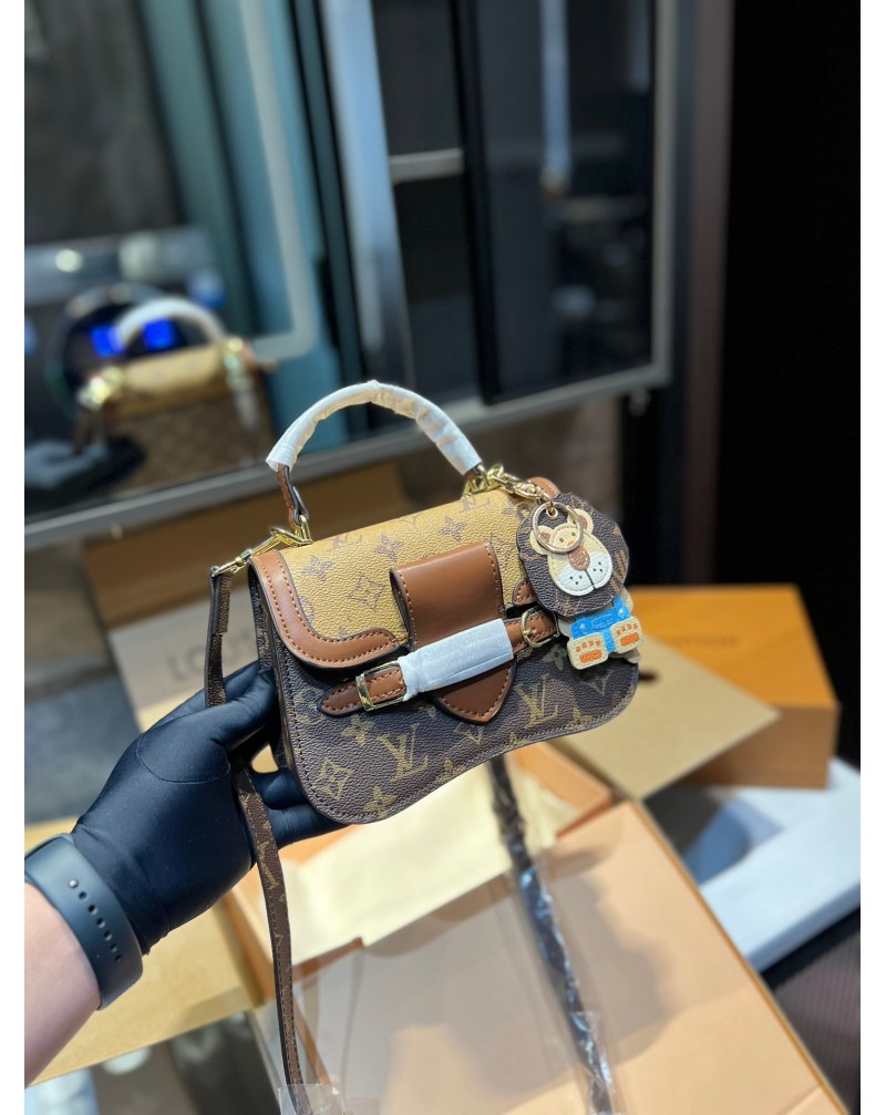 ヴィトン ショルダーバックお洒落復古風斜め掛けバックライオンキーホルダー付きファッション混色人気