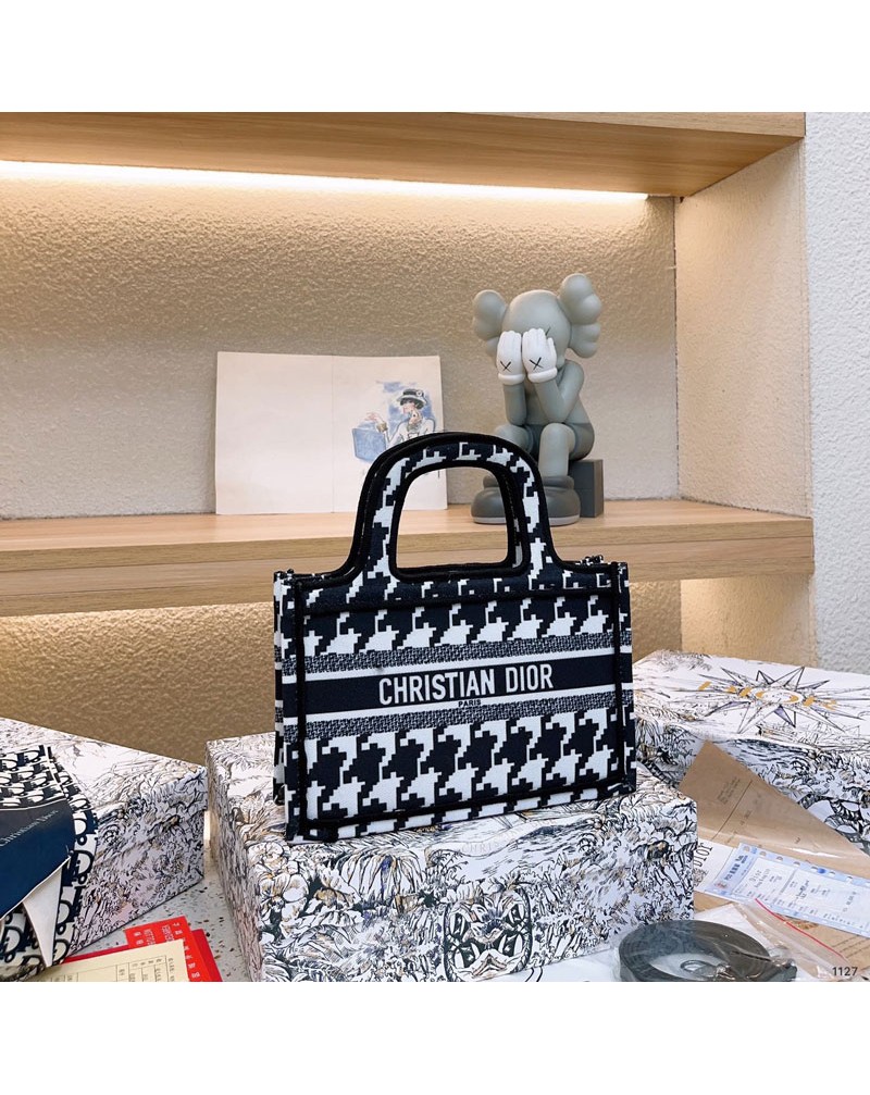 ディオール ミニトートバッグ爆人気ミニトートバックお洒落綺麗ハンドバック可愛い精緻刺繍 ディオール ミニトートバッグ爆人気ミニトートバックお洒落綺麗ハンドバック可愛い精緻刺繍